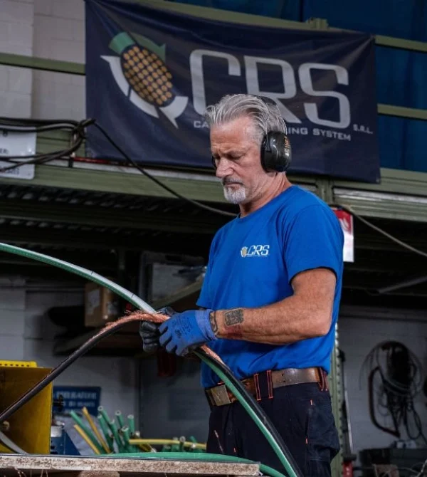 operaio di CRS Metalli che lavora il rame - Compro rame milano