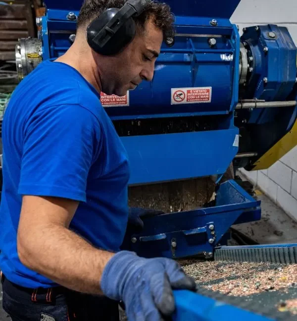 Operaio della CRS Metalli mentre lavora - Compro ottone milano